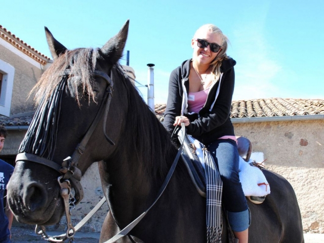 Sonriendo en el equino